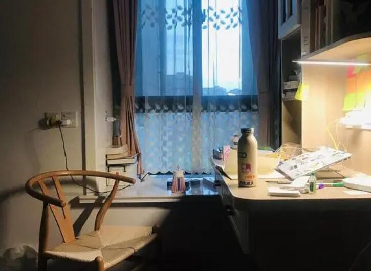 书桌下的快速顶撞