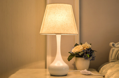 床头台灯放哪面好床头有灯对人有影响吗(床头放台灯好还是壁灯好)