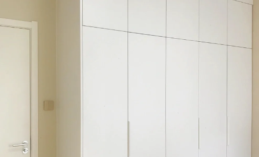 衣柜门到底一门到顶好还是分开好