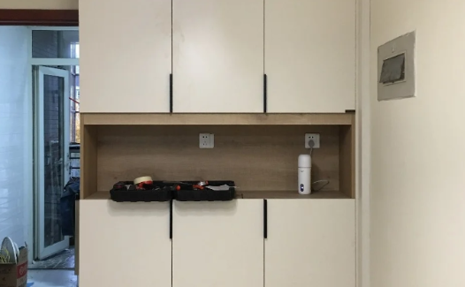 二手房翻新是先装门还是先装地板二手房翻新是做柜子还是买(二手房改造先刷墙还是先做柜子)