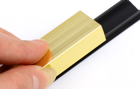 家装钛金条可以贴在墙布上吗