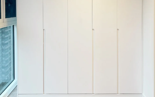 衣柜一门到顶用什么板材衣柜一门到顶需要加拉直器吗(衣柜门到底一门到顶好还是分开好)