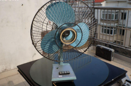 电风扇嗡嗡响但扇叶不转是怎么回事