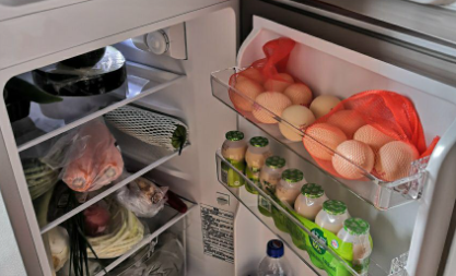 冰箱关门总是弹开怎么办冰箱门10天没关会怎么样(冰箱门关严了 还一直响)