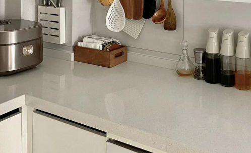 厨房石英石台面发黄可以用刀刮吗厨房石英石台面发黄用什么清洗(厨房台面用大理石好还是石英石好)