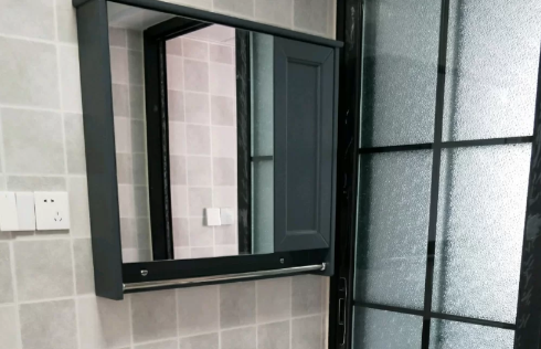 镜柜带毛巾杆好不好镜柜下面的毛巾杆实用吗(衣柜柜门肤感的好还是光面的好)