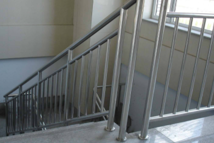 不锈钢扶手生锈了怎么清洗扶手用木头还是用不锈钢(不锈钢扶手上的污渍怎么去除)