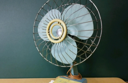 电风扇嗡嗡响但扇叶不转是怎么回事