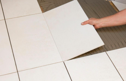 一楼地面回潮瓷砖出水怎么办地砖回潮是地砖问题吗(一楼一底是什么意思)