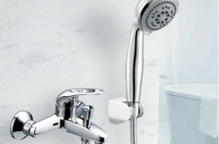 太阳能热水器出水小怎么回事太阳能热水器出水忽冷忽热怎么回事(太阳能热水器上水不停是什么原因)