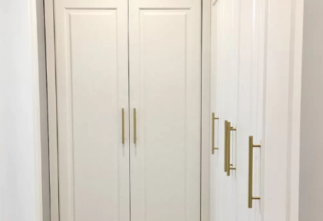 木工打衣柜是要先设计好装什么衣柜门吗木工打衣柜需要注意什么问题(木工现场打柜子和定制哪种柜子好)