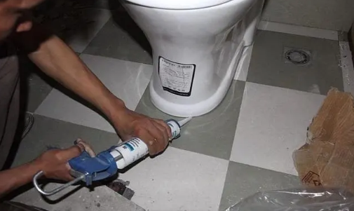 马桶胶干了是硬的还是软的马桶胶干了之后见水变软了怎么办(马桶胶没干就沾水了)