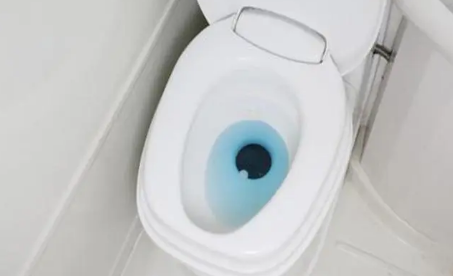 马桶冲水没有劲是什么原因马桶冲水没有劲怎样解决(马桶不进水了什么原因)