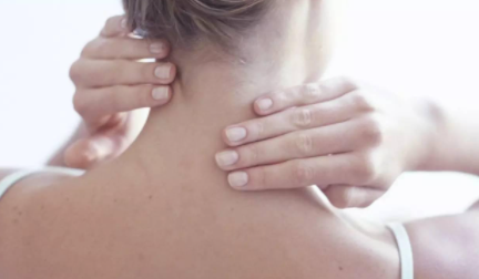 颈椎疼怎么选枕头颈椎枕填充什么东西好(颈椎痛怎么选枕头)