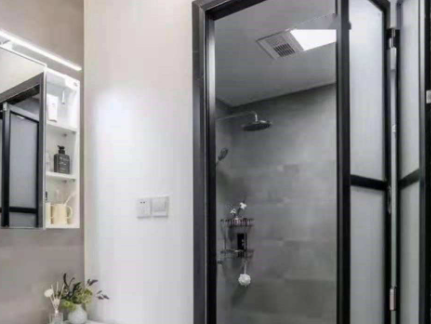 厕所双层玻璃门怎么换玻璃卫生间门用单层玻璃还是双层玻璃(卫生间双层玻璃门碎了一面怎么更换)