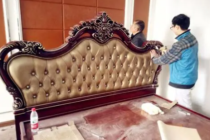 床头换皮多少钱床靠背掉皮了怎么办(床头换皮怎么拆下来)