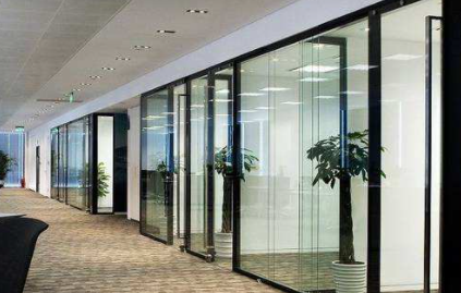 双层玻璃门怎么换玻璃双层玻璃门碎了一面可以继续使用吗(双层玻璃门怎么拆)