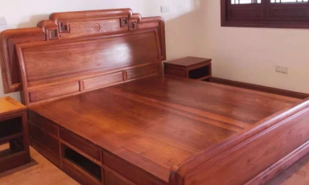 床上刷了清漆需要多长时间跑气床刷了清漆怎么样去味(床上刷的油漆需要多久之后才会无甲醛)