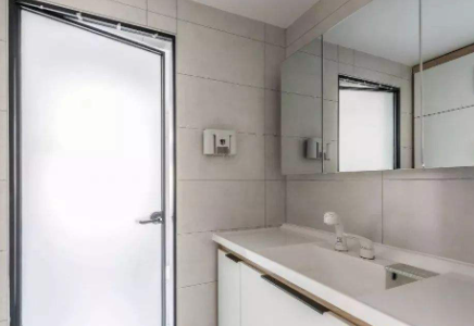 卫生间双层玻璃门碎了一面怎么更换