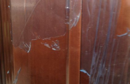 门上保护膜老化撕不下来怎么处理门上保护膜去除小窍门(门上面的保护膜老化撕不掉怎么办)