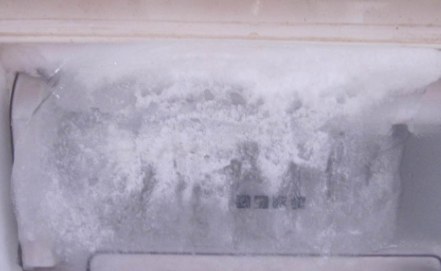 冰箱下边冷冻结冰怎么回事冰箱冷冻室冰很厚怎么办(冰箱下面冷冻室结厚厚冰怎么回事)