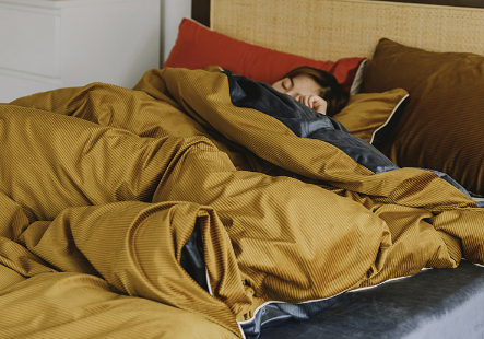 牛奶绒四件套跑被子吗牛奶绒被套跑被子怎么办(牛奶绒被套是什么样子的)