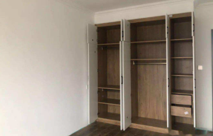 刮腻子再装柜子可以?