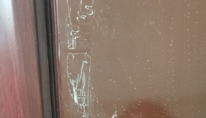 门上面的保护膜老化撕不掉怎么办