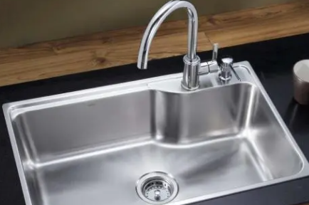 不锈钢水槽漏水口缝隙用什么胶粘水槽边漏水用什么方法可以修补(厨房水槽下水漏水)