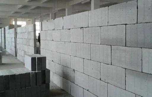 加气块可以做承重墙吗加气砖墙一般能挂多重(加气块可以砌在地砖上吗)