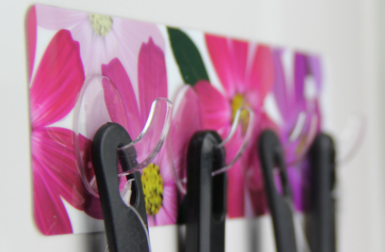 贴在墙上的无痕贴怎么去除无痕贴可以贴在粉刷的墙上吗(无痕贴会损坏墙壁吗)