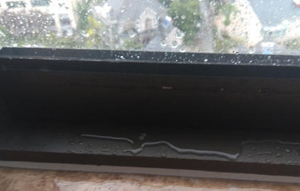 推拉窗下大雨会倒雨进来是怎么回事