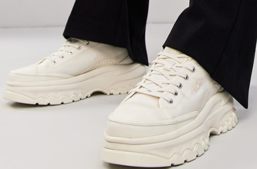 白色帆布鞋为什么会发黄