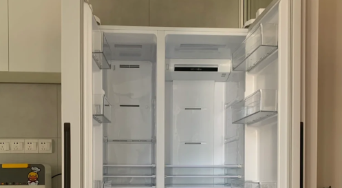 冰箱老是突然嘎嘣一声怎么回事冰箱两侧手摸上去为什么有响声呢(冰箱突然响声很大嗡嗡)