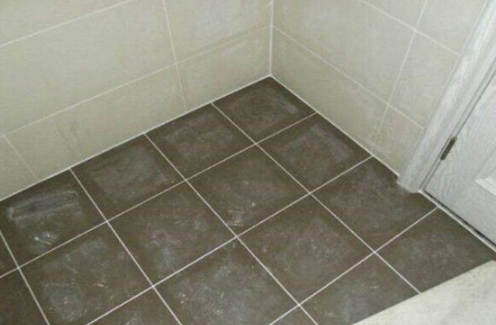 厕所缝用美缝剂还是用塑钢泥厕所美缝现在黑了怎么办(洗澡间地砖缝隙用美缝剂好还是塑钢泥好?)