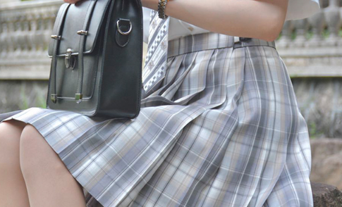 jk裙的拉链在哪一边