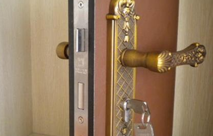 被胶水堵锁眼了怎么办锁眼堵住里面能出来吗(用胶堵锁眼)