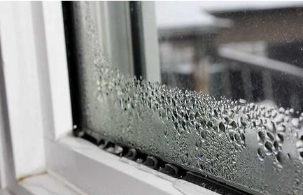 推拉窗进雨怎么办窗户进雨会漏到楼下吗(推拉窗下大雨会倒雨进来是怎么回事)