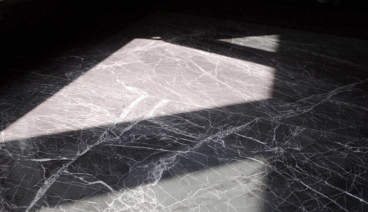 直接刷瓷砖上的防水胶有用吗瓷砖上的透明防水胶怎样清除(瓷砖表面刷防水胶能防水吗?)