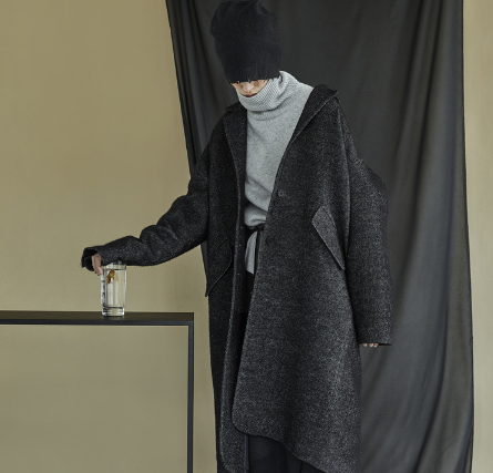 澳毛大衣是不是很轻澳毛大衣轻的好还是重的好(澳毛大衣厚的好还是薄的好)