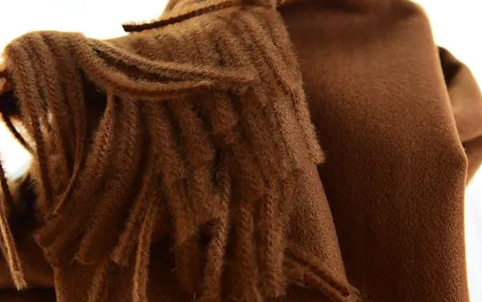 仿羊绒是什么面料仿羊绒和水晶绒有什么区别(仿羊绒跟羊绒的区别)