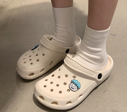 洞洞鞋要买小一码吗