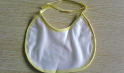 发黄的口水巾用什么洗干净为什么口水巾会变黄(口水巾发黄发硬要更换吗)