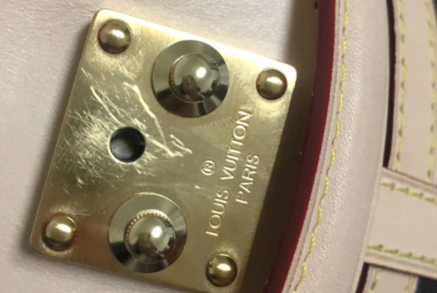 新买的lv包五金件有划痕正常吗