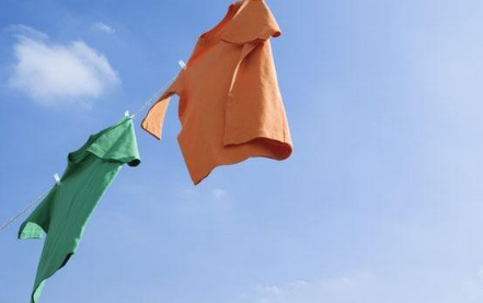 晾衣服时怎样才不会皱晒衣服有什么小技巧(怎么晾晒衣服不会变长)