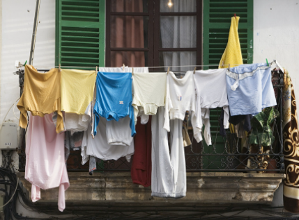 潮湿的衣服捂得有味了怎么办阴干的衣服为什么很臭(潮湿是什么意思)