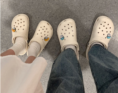 洞洞鞋要买小一码吗