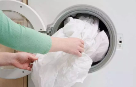 机油滴到裤子上怎么洗掉什么东西洗机油效果最好(裤子沾了机油)