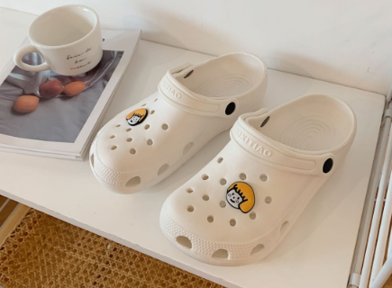 洞洞鞋买大还是买小洞洞鞋码子怎么选(洞洞鞋要买小一码吗)