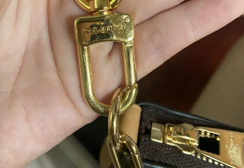 新买的lv包五金件有划痕正常吗